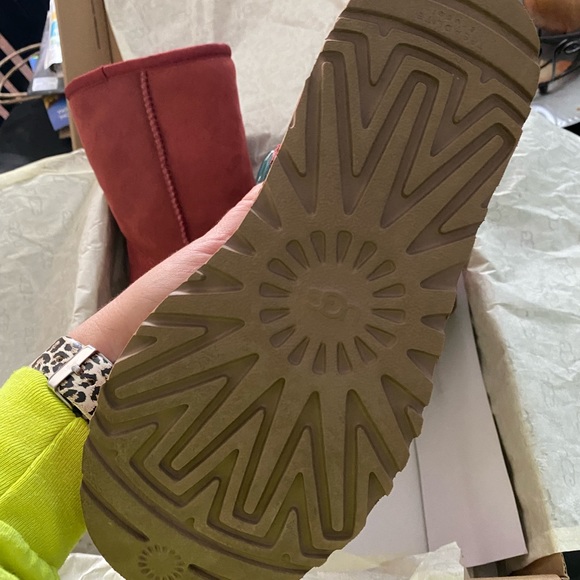 NWT Uggs red/maroon new in box w/ original packaging. - Picture 5 of 7